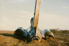 Fotografie zachycují trosky letounu sovětského letounu Tu-154, který musel 17. listopadu 1990 nouzově přistát na poli u Dubence na Trutnovsku. V letadle převážejícím obrovské množství cigaret Winston vypukl požár.