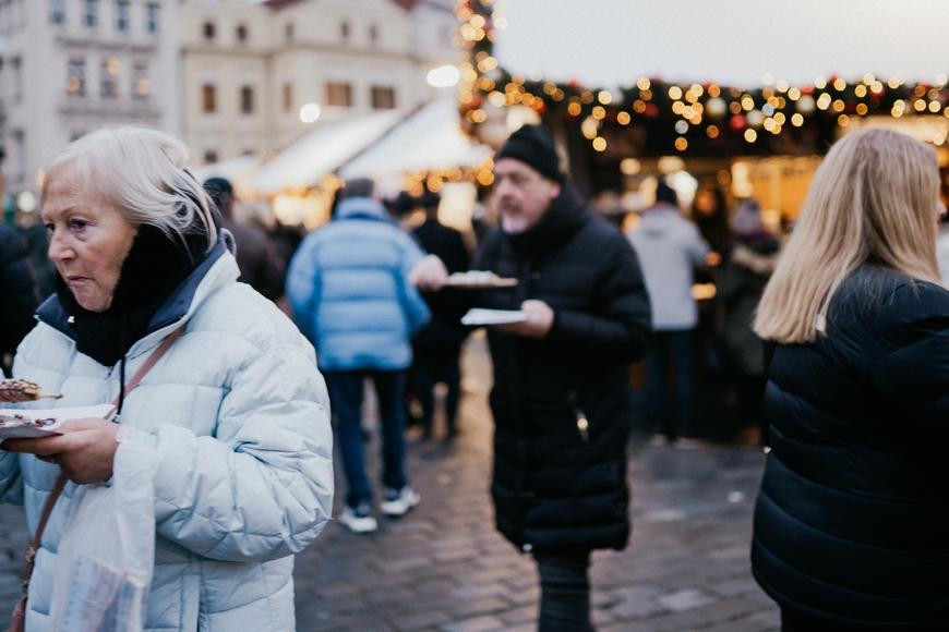 Koláč za čtyři sta turisty netrápí, pro Čechy na trzích na Staromáku už moc místa není