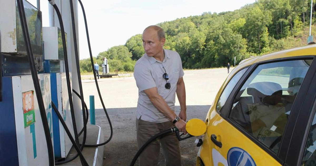 "Jezdím tiše." Putin za volantem se prohání po Moskvě inkognito, vadí mu kurýři