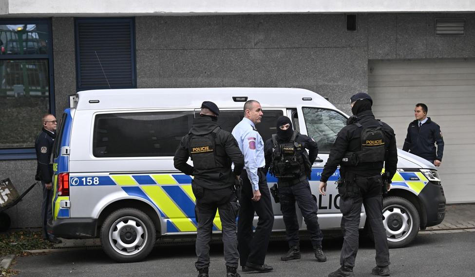 policie, policista, policisté, policejní vůz, auto, automobil