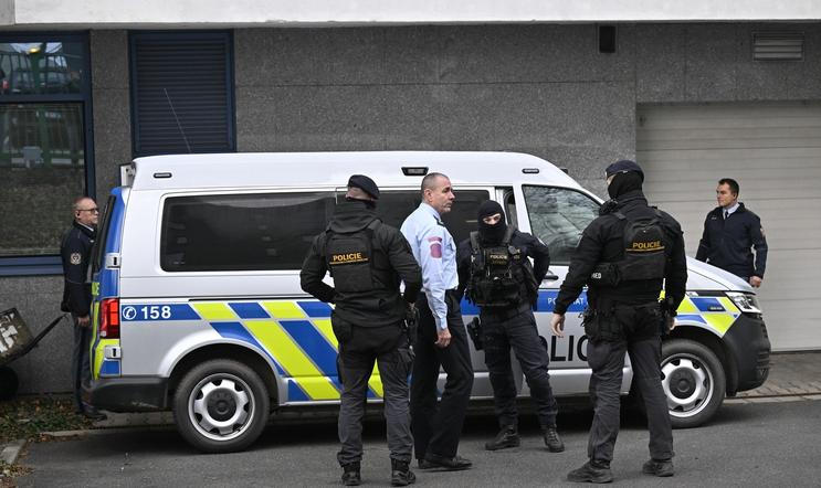 policie, policista, policisté, policejní vůz, auto, automobil