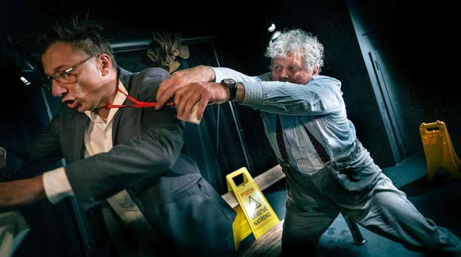 Petr Stach a Miroslav Hanuš v divadelní inscenaci Lavička.