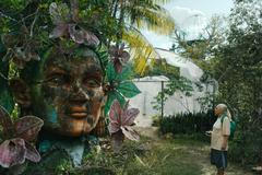 Snímek Modrou stezkou sleduje příběh sedmasedmdesátileté Terezy, která chce mít možnost rozhodovat o vlastním životě.