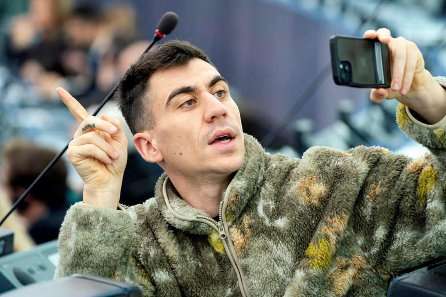 Z YouTube do Bruselu. Europoslanec Fidias budí pozornost i kritiku kvůli postojům k Rusku