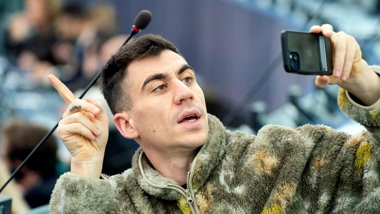 Influencer Fidias Panayiotou v Evropském parlamentu.