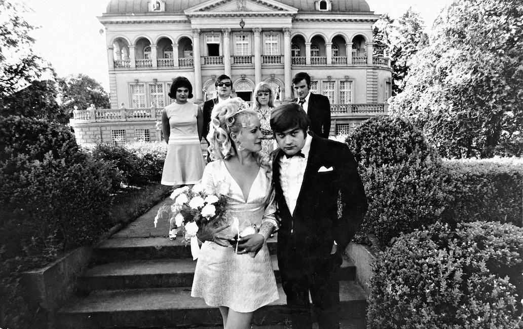 Svatba Karla Svobody Hanou Bohatovou v roce 1969. Za svědka mu šel Ladislav Štaidl (na snímku v pozadí druhý zleva).