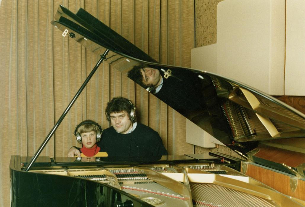 Se synem Petrem. Rodinná momentka z hudebního studia Elektrovox, které Karel Svoboda vybudoval v Jevanech.