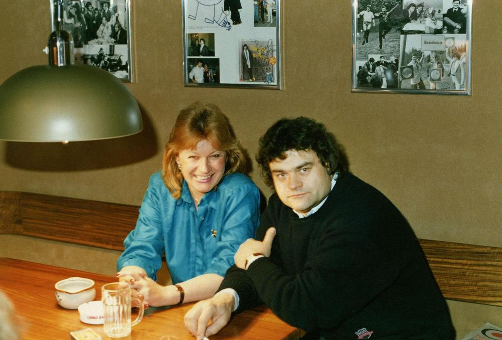 Karel Svoboda se svou první ženou Hanou při chvílích odpočinku ve svém hudebním studiu v Jevanech. Cca 80. léta.