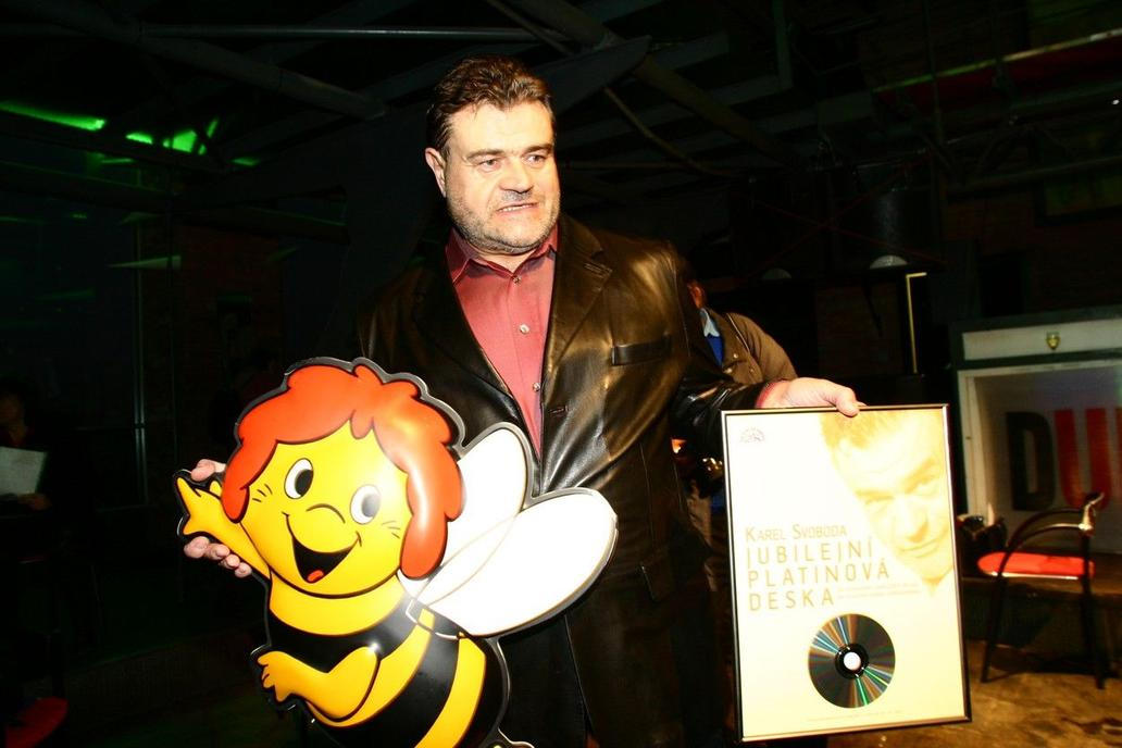 Skladatel Karel Svoboda a vizuální motiv tv animovaného seriálu Včelka Mája, ke kterému složil slavnou úvodní skladbu. Rok 2003
