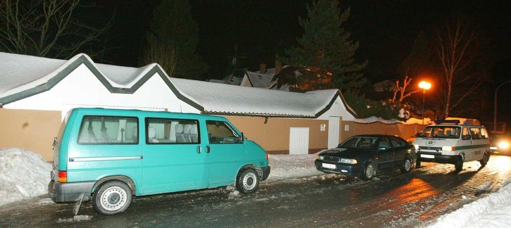 Policejní auto před domem Karla Svobody, kde se vzal v lednu 2007 život.