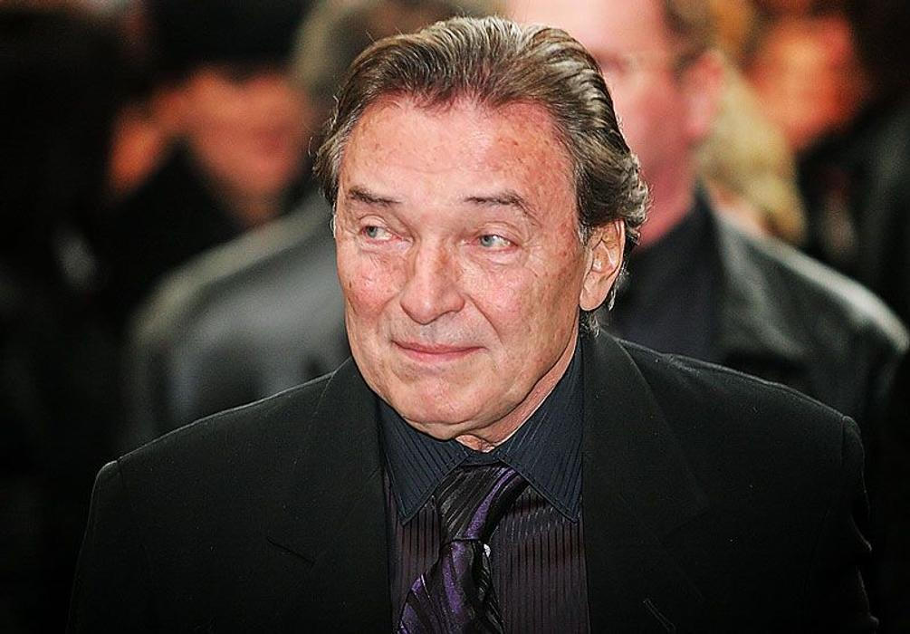 Na pohřbu Karla Svobody nechyběl ani jeho blízký kamarád Karel Gott.