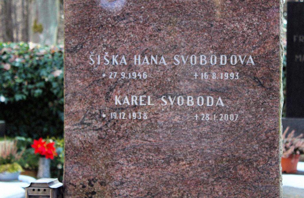 Hrob hudebního skladatele Karla Svobody (1938-2007) na lesním hřbitově v Aldašíně u Jevan. V hrobě je pochována také jeho první manželka Hana Šiška Svobodová. 20.2.2021.