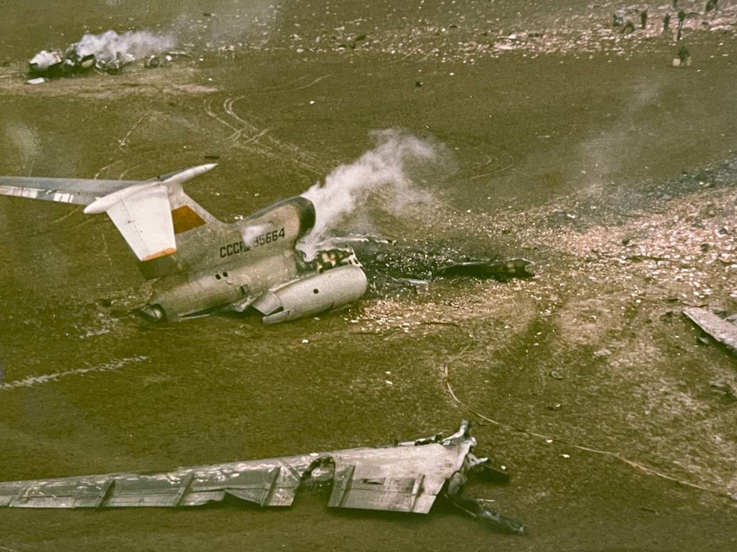 Letecký snímek nehody zachycující to, jak se vrak letounu rozpadl.