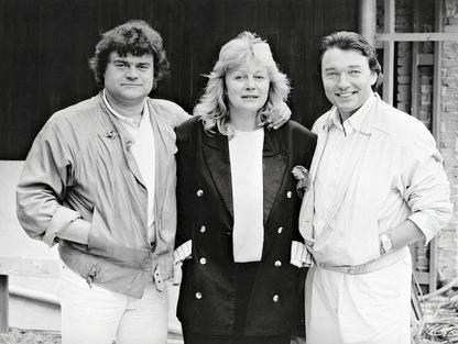 Karel Svoboda s první manželkou Hanou a svým dlouholetým přítelem a pracovním kolegou Karlem Gottem. Cca začátek 90. let.