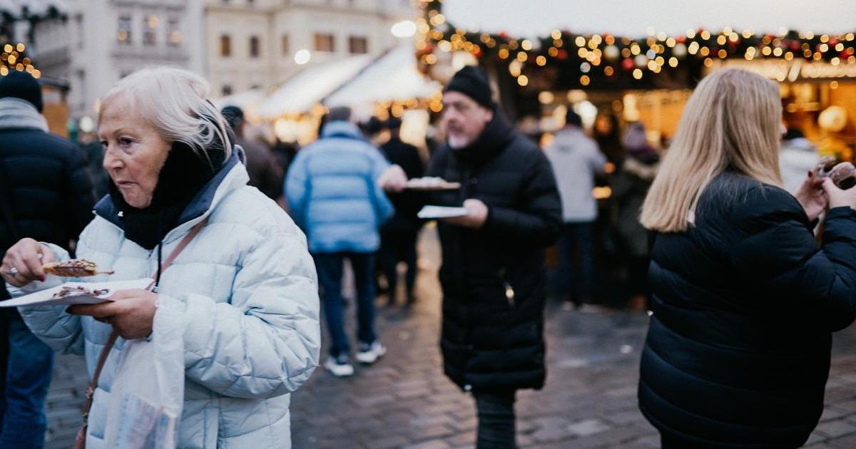 Koláč za čtyři sta turisty netrápí, pro Čechy na trzích na Staromáku už moc místa není