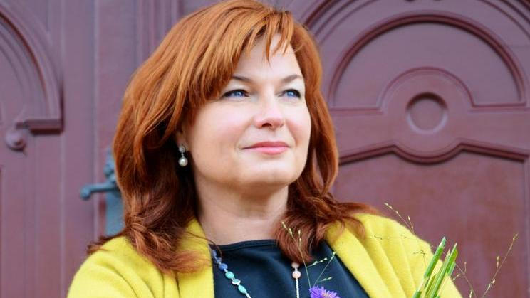 Radka Vrzalová pracuje v jaderné elektrárně, v minulosti působila také jako vedoucí laboratoře a soudní znalkyně v oboru forenzní genetiky. Veřejnost ji ale zná především díky pečení a vaření bez lepku.