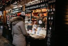 Vydali jsme se proto na pražské Staroměstské náměstí vyzkoušet, jak takové tradiční české Vánoce dneska chutnají a zároveň zjistit, kolik stojí.