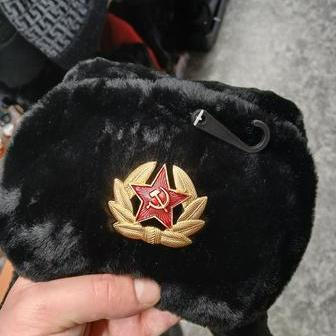 Čepice, srp a kladivo, prodej