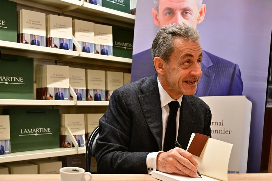 Francouzi hltají Sarkozyho vězeňský deník. Prodalo se 100 tisíc kusů za týden