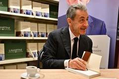 Nicolas Sarkozy dédicace son livre "Le Journal d'un Prisonnier" à la librairie "Lamartine" à Neuilly-sur-Seine