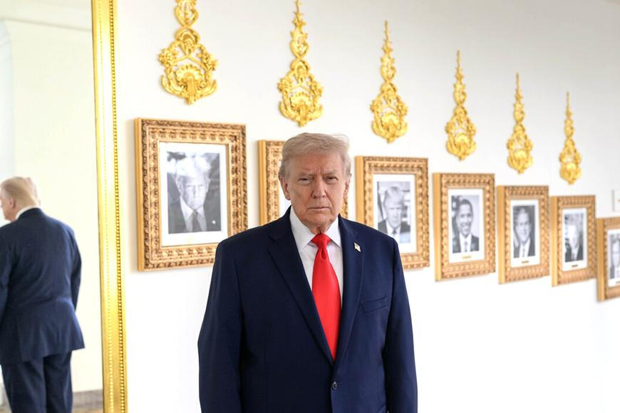 Pozlacená pomsta: Trumpovy plakety v Bílém domě cupují Bidena, Obamu i Clintona