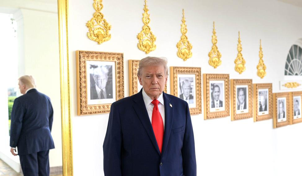 Prezident Donald Trump před portréty prezidentů USA