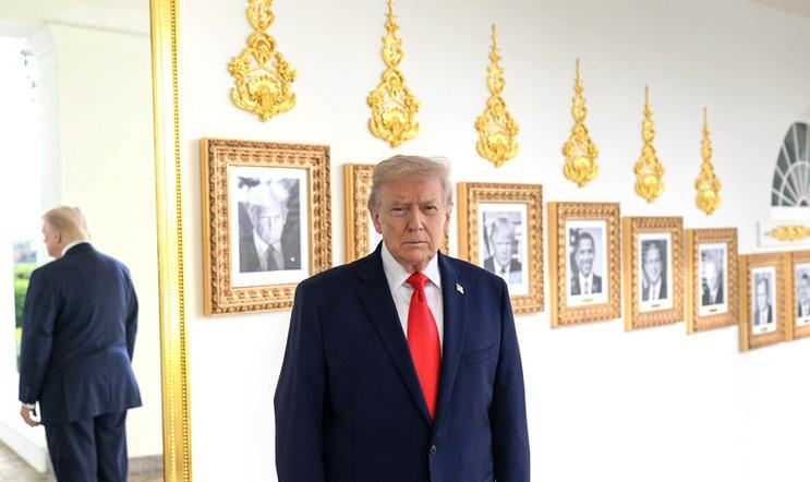 Prezident Donald Trump před portréty prezidentů USA