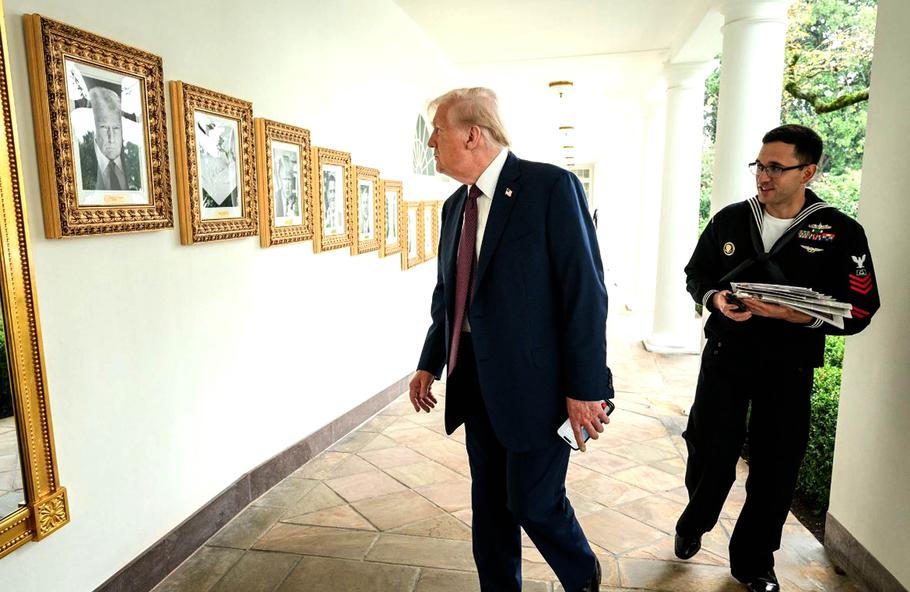 Prezident Donald Trump před portréty prezidentů USA