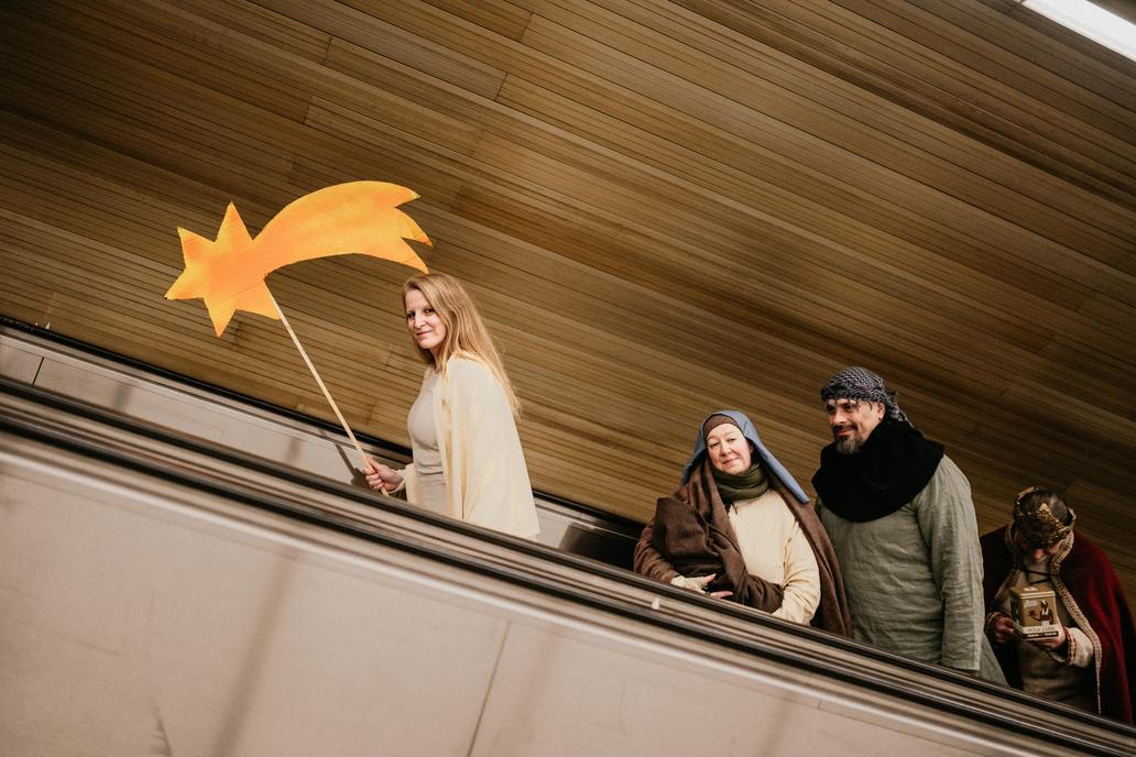 Živý betlém má ve stanici metra Jiřího z Poděbrad dlouholetou tradici.