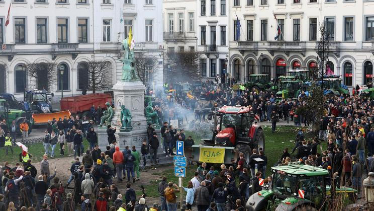 Tisíce farmářů dnes v Bruselu protestují proti změnám ve společné zemědělské politice EU a chystané obchodní dohodě EU s jihoamerickým uskupením Mercosur.