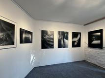 Instalace výstavy v nově otevřené fotografické Galerii R-X