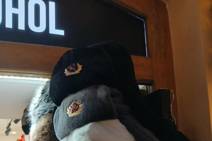 „Je to jenom blbina.“ Prodejci v Praze nabízejí ruské suvenýry. Mohou být nelegální