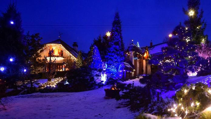 Malá vesnička Kladruby u Libice nad Doubravou v srdci Železných hor se každým rokem promění v pohádkové místo plné světel.