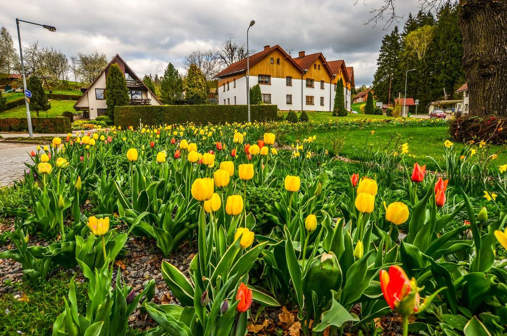 Písečná je obec v krajině, krajina v obci.