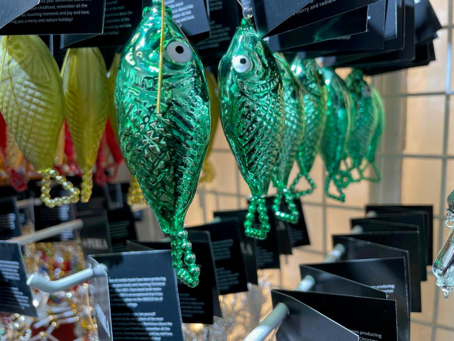 Hotové ozdoby je pak možné koupit přímo v podnikové prodejně v Poniklé.