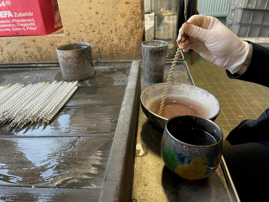 Do ozdob se natáhne roztok, po polití horkou vodou pak perličky získají základní stříbrnou barvu.