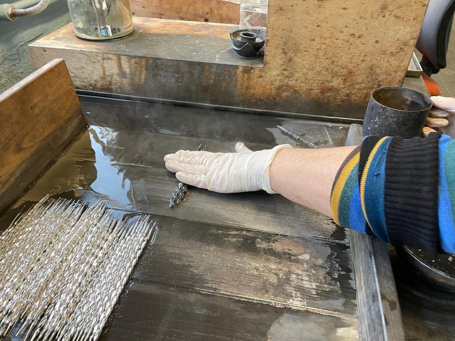 Perlařina je stále hlavně ruční práce.