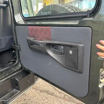 Dozadu se nastupuje pátými dveřmi, které se otevírají do boku. Musíte vyskočit přes stupátko a přidržet se žebříku.