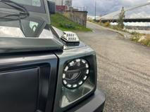 Podobnost s Mercedesem-Benz třídy G není náhodná.