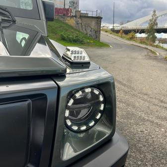 Podobnost s Mercedesem-Benz třídy G není náhodná.