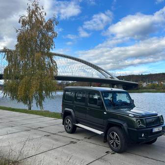 V reálu ujede do 200 km na nabití. To není moc, ale jde o auto do terénu, ne na dlouhé vzdálenosti po dálnici.