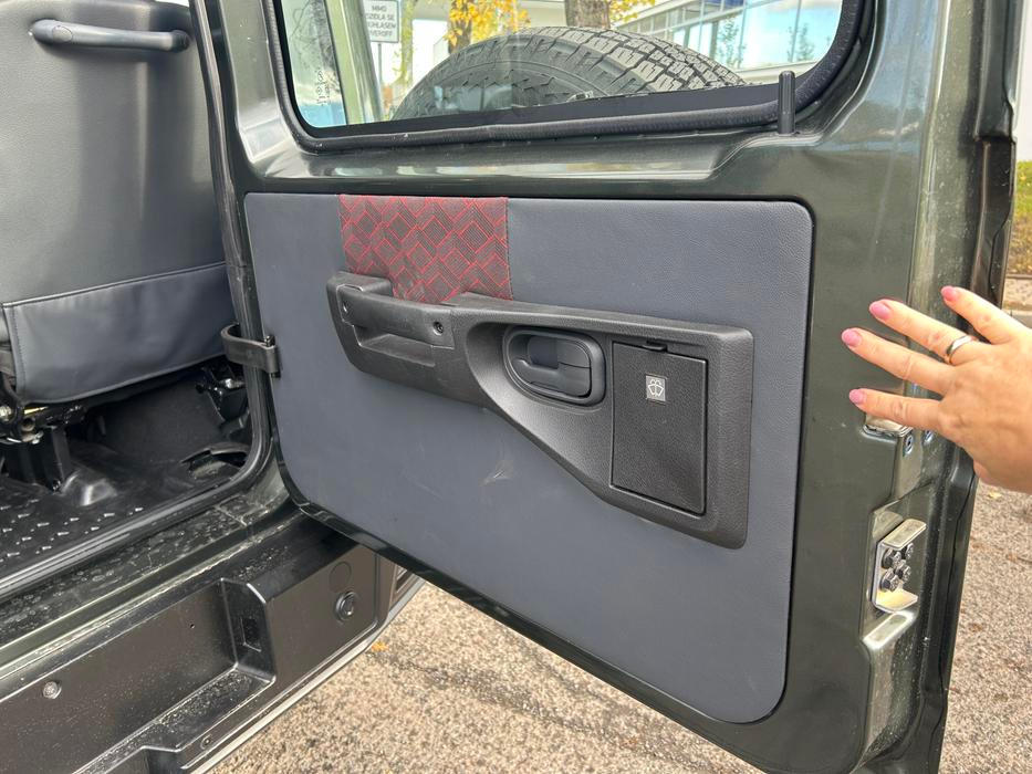 Dozadu se nastupuje pátými dveřmi, které se otevírají do boku. Musíte vyskočit přes stupátko a přidržet se žebříku.