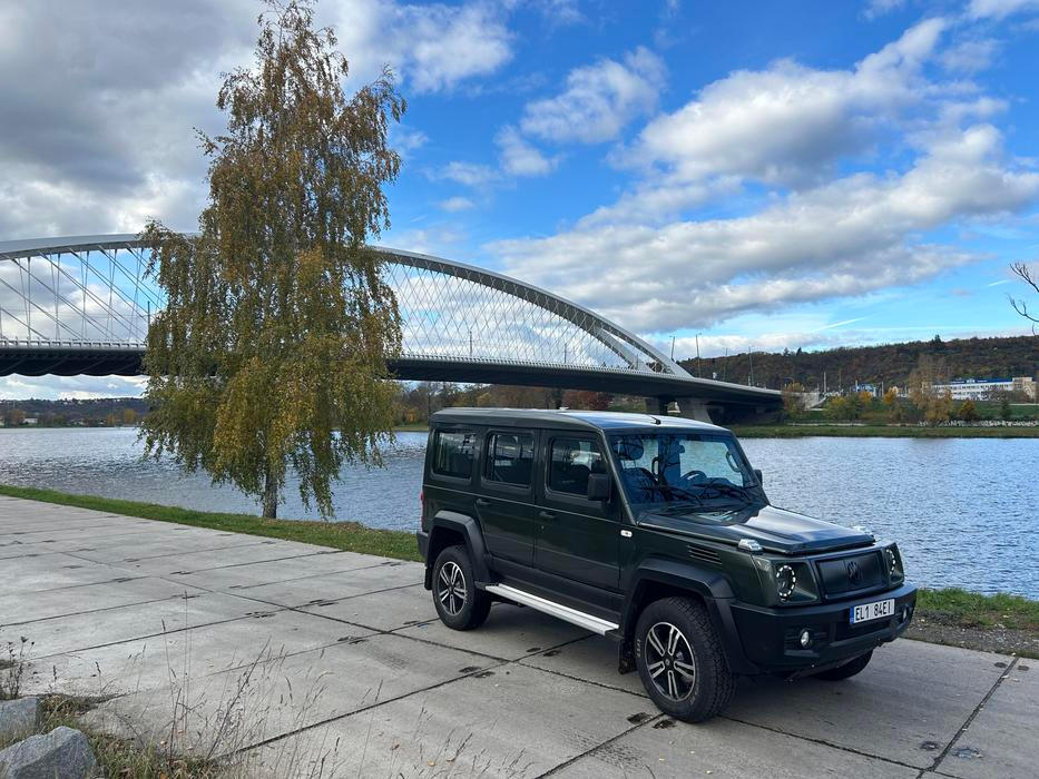 V reálu ujede do 200 km na nabití. To není moc, ale jde o auto do terénu, ne na dlouhé vzdálenosti po dálnici.