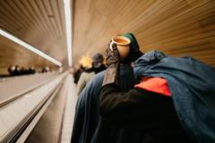 Najednou se ozve cinkání zvonku a mezi lidmi se objeví Marie, Josef, anděl i tři králové.