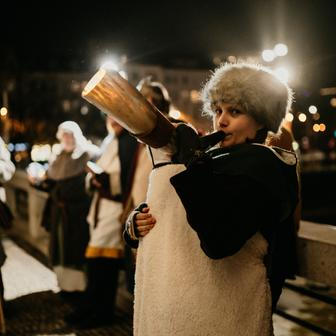 Na první pohled běžný prosincový den v metru ve stanici Jiřího z Poděbrad.