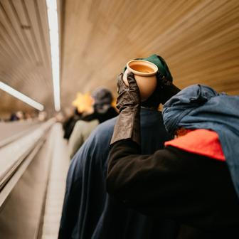 Najednou se ozve cinkání zvonku a mezi lidmi se objeví Marie, Josef, anděl i tři králové.