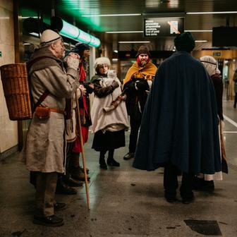 Už téměř dvě desetiletí tu totiž skupina nadšenců vytváří každoročně pohyblivý betlém, který na pár minut promění anonymní dopravní uzel v místo setkání a úsměvů.