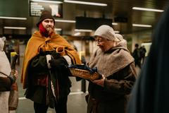 Pohyb nahoru a dolů jim dává rytmus, který žádné jeviště nenahradí. „Jak dlouho to děláme? Šestnáct, sedmnáct let,“ shodují se po krátkém dohadování účastníci. 