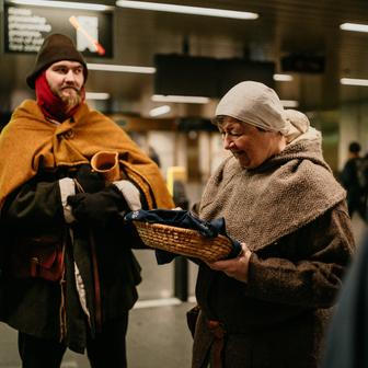 Pohyb nahoru a dolů jim dává rytmus, který žádné jeviště nenahradí. „Jak dlouho to děláme? Šestnáct, sedmnáct let,“ shodují se po krátkém dohadování účastníci. 