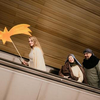 Živý betlém má ve stanici metra Jiřího z Poděbrad dlouholetou tradici.